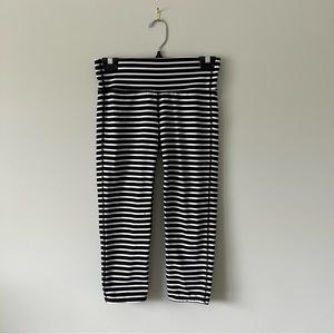 Athleta Chaturanga Black and White StripedCropped Capri Leggings Womens…